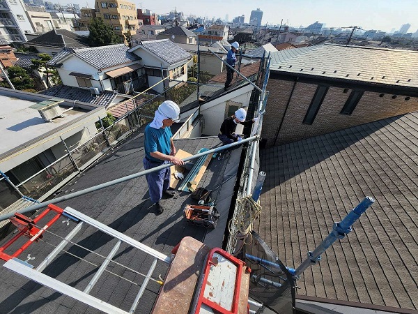 【施工中】スレート屋根からガルバリウム鋼板への葺き替え工事(雨漏り補修)　東京都中野区・I様邸1018