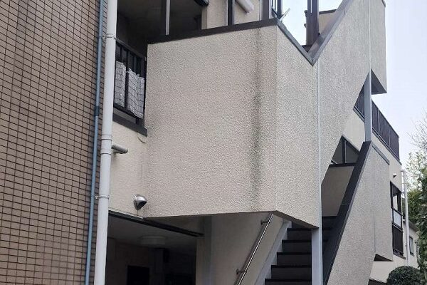 東京都世田谷区・築35年のマンションで雨漏り調査！防水工事・階段塗装・門交換を提案 (3)