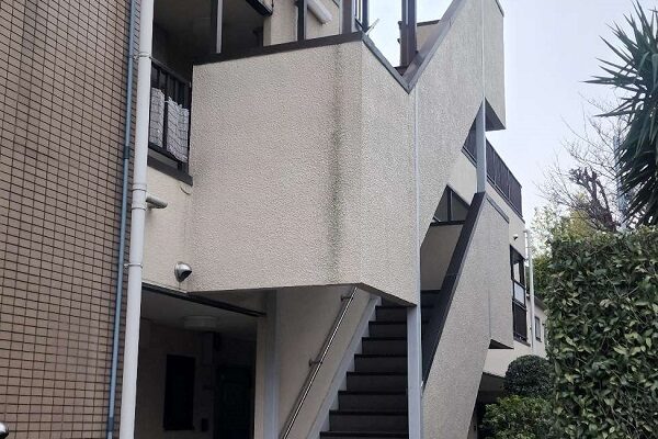 東京都世田谷区・築35年のマンションで雨漏り調査！防水工事・階段塗装・門交換を提案 (2)
