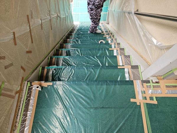 【施工中】東京都世田谷区・マンション│雨漏り補修(防水工事・階段塗装・門交換)　養生