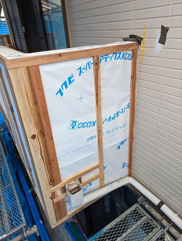 【施工中】東京都中野区・O様｜雨漏り補修工事(外壁部分張り替え・内装工事・防水工事)　透湿シート　胴縁施工 (1)