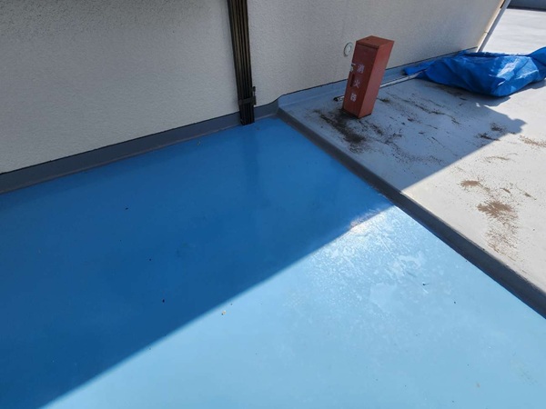【施工中】東京都世田谷区・マンション│雨漏り補修(防水工事・階段塗装・門交換)　ウレタン2層目