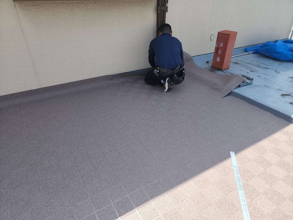 【施工中】東京都世田谷区・マンション│雨漏り補修(防水工事・階段塗装・門交換)　長尺シート (2)