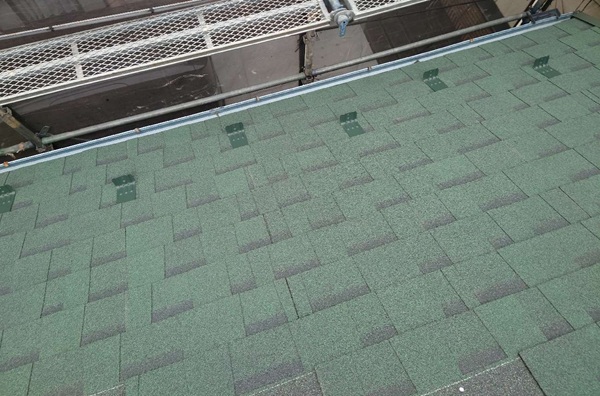 【施工中】東京都世田谷区・K様｜雨漏りをきっかけにアスファルトシングルへ屋根カバー工法 本体設置 (1)