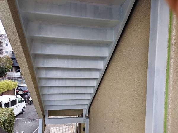 【施工中】東京都世田谷区・マンション│雨漏り補修(防水工事・階段塗装・門交換)　下塗り (3)