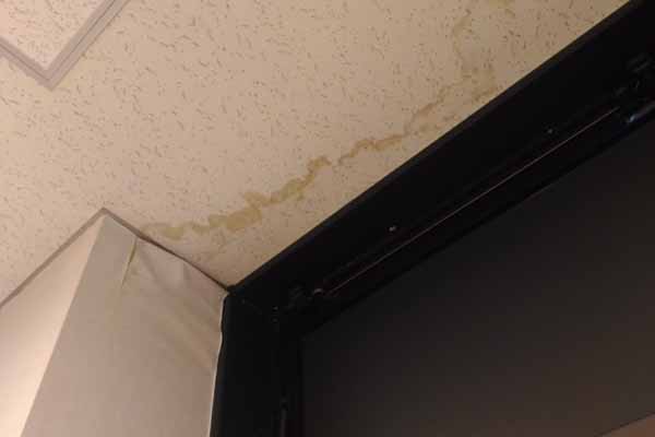 雨漏りは突然やってくる！ヒョウやゲリラ豪雨に備える住まいの防水対策　天井シミ