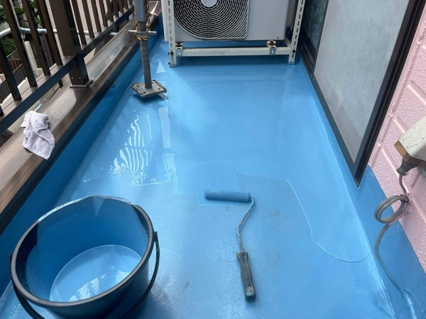【施工中】東京都杉並区・O様邸｜ベランダ防水工事(雨漏り補修)、屋根カバー工法、外壁塗装_防水上塗り