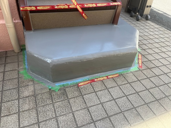 【施工中】東京都杉並区・O様邸｜ベランダ防水工事(雨漏り補修)、屋根カバー工法、外壁塗装_トップコート (2)