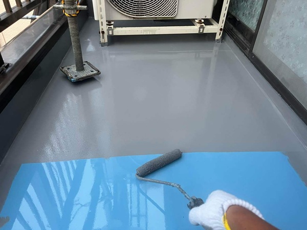 【施工中】東京都杉並区・O様邸｜ベランダ防水工事(雨漏り補修)、屋根カバー工法、外壁塗装_トップコート (3)