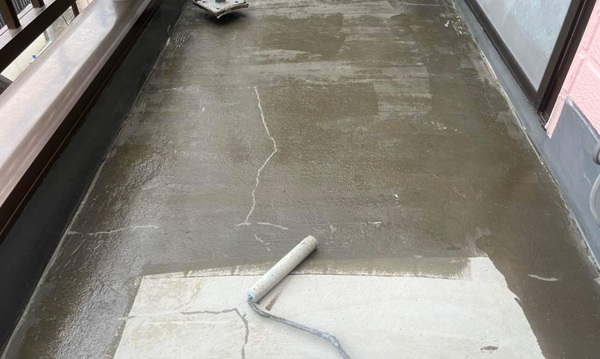 【施工中】東京都杉並区・O様邸｜ベランダ防水工事(雨漏り補修)、屋根カバー工法、外壁塗装 下塗り～中塗り (1)