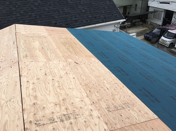 屋根工事で重要なルーフィングとは？知らないと損する屋根下の防水対策-ルーフィング-野地板