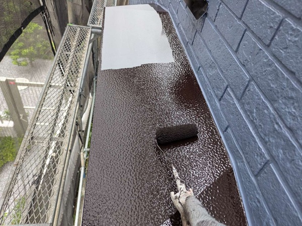 東京都中野区・O様邸｜雨漏り補修(屋根カバー、シーリング工事を含む外壁塗装)_付帯部中塗り (2)