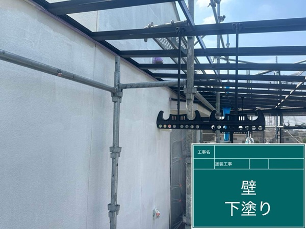 【施工中】東京都世田谷区・C様邸|屋根・外壁塗装で欠け補修、住まい全体を美しく保護_外壁下塗り