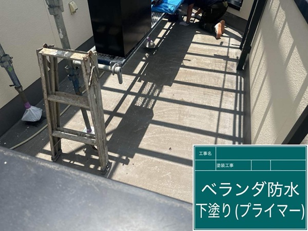 【施工中】東京都世田谷区・C様邸|屋根・外壁塗装で欠け補修、住まい全体を美しく保護_ベランダ下塗り_雨樋 (3)