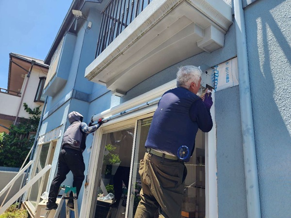 【施工中】東京都杉並区・W様邸｜屋根カバー工法・外壁塗装・シャッター等交換工事_シャッター設置 (2)