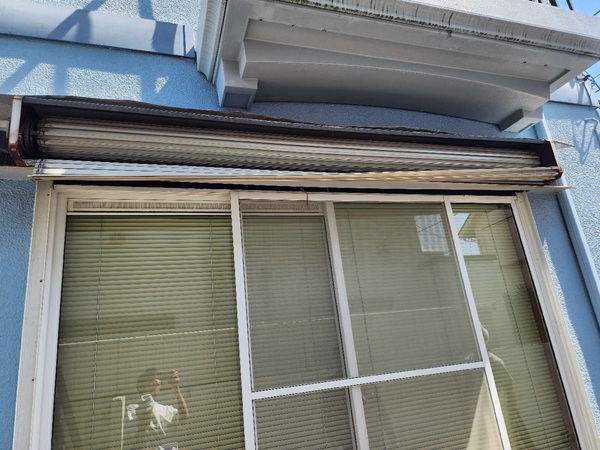 【施工中】東京都杉並区・W様邸｜屋根カバー工法・外壁塗装・シャッター等交換工事_既存シャッター撤去 (2)