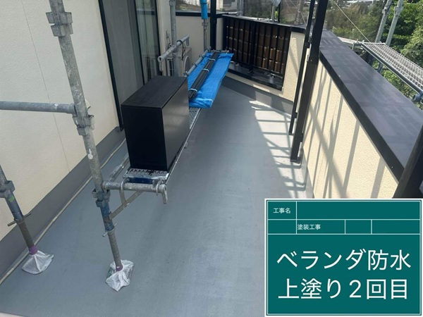 【施工中】東京都世田谷区・C様邸|屋根・外壁塗装で欠け補修、住まい全体を美しく保護_ベランダ床 (3)