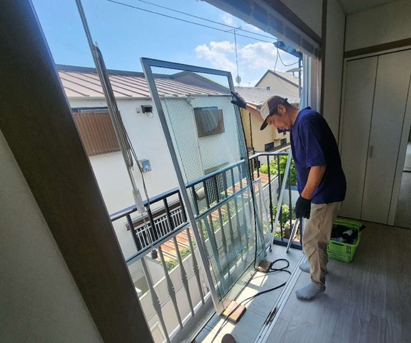 【施工中】東京都杉並区・W様邸｜屋根カバー工法・外壁塗装・シャッター等交換工事_窓ガラス交換