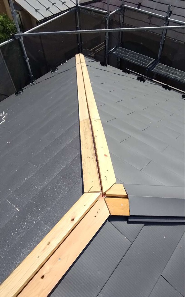 【施工中】東京都杉並区・W様邸｜屋根カバー工法・外壁塗装・シャッター等交換工事_棟板金 (1)