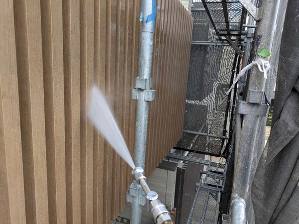 【施工中】東京都中野区・H様邸|シーリング工事を含む外壁塗装・屋根塗装で耐久性アップ_高圧洗浄