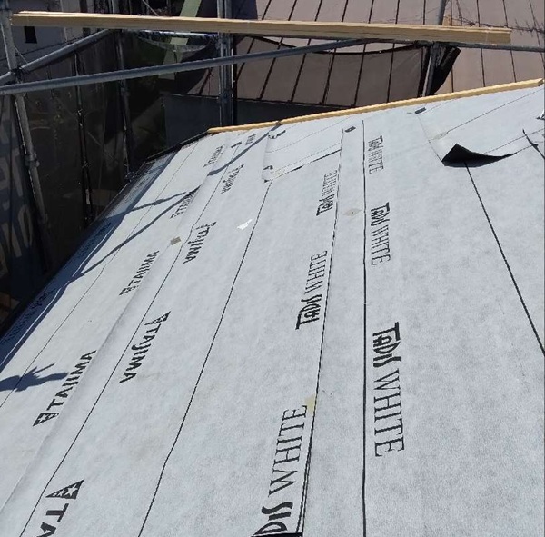 【施工中】東京都杉並区・W様邸｜屋根カバー工法・外壁塗装・シャッター等交換工事_ルーフィング張り