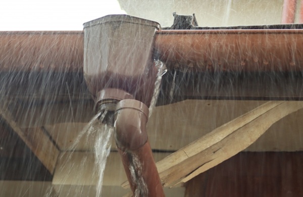 雨どいのポタポタ音が気になる!放置していい?その原因と対処法-雨樋-ズレ