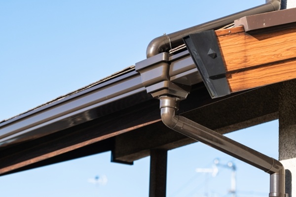 雨どいのポタポタ音が気になる!放置していい?その原因と対処法-雨樋