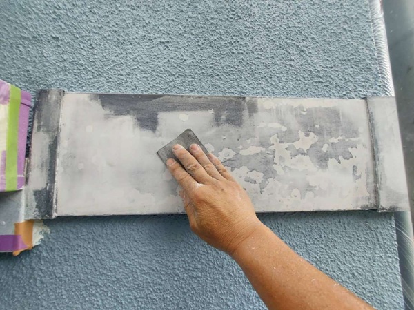 【施工中】東京都杉並区・W様邸｜屋根カバー工法・外壁塗装・シャッター等交換工事_ケレン (2)