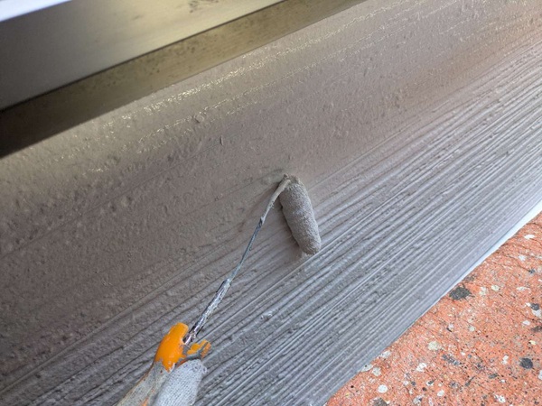 【施工中】東京都中野区・H様邸|シーリング工事を含む外壁塗装・屋根塗装で耐久性アップ_外壁中塗り