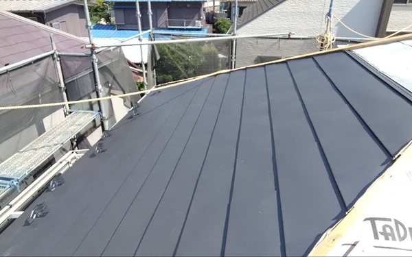 【施工中】東京都杉並区・W様邸｜屋根カバー工法・外壁塗装・シャッター等交換工事_屋根本体施工