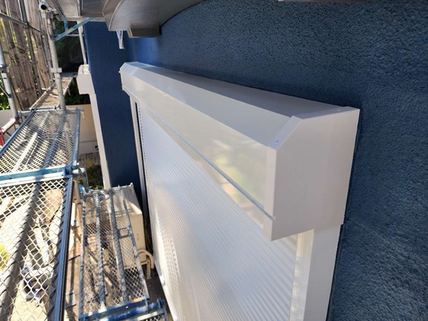 【施工中】東京都杉並区・W様邸｜屋根カバー工法・外壁塗装・シャッター等交換工事_付帯部上塗り (2)