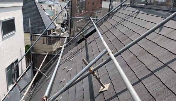 【施工中】東京都中野区・H様邸|シーリング工事を含む外壁塗装・屋根塗装で耐久性アップ_足場仮設