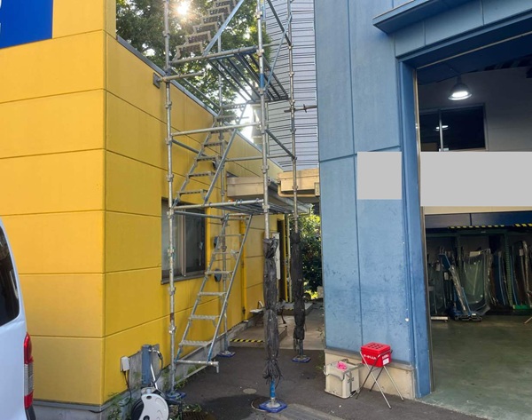 【施工中】東京都杉並区・店舗|雨漏り補修工事(屋上シート防水工事・外壁ひび割れ部分補修)_足場
