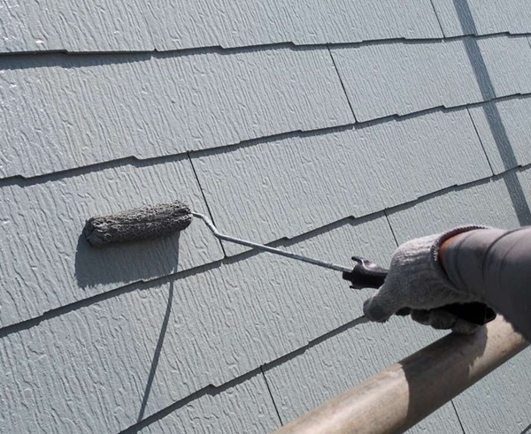 【施工中】東京都中野区・H様邸|シーリング工事を含む外壁塗装・屋根塗装で耐久性アップ_屋根上塗り (1)