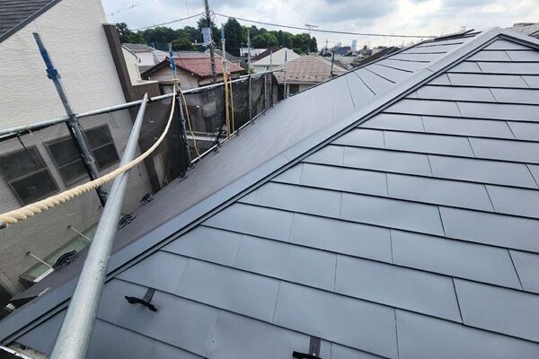 【施工中】東京都杉並区・W様邸｜屋根カバー工法・外壁塗装・シャッター等交換工事_棟板金 (3)