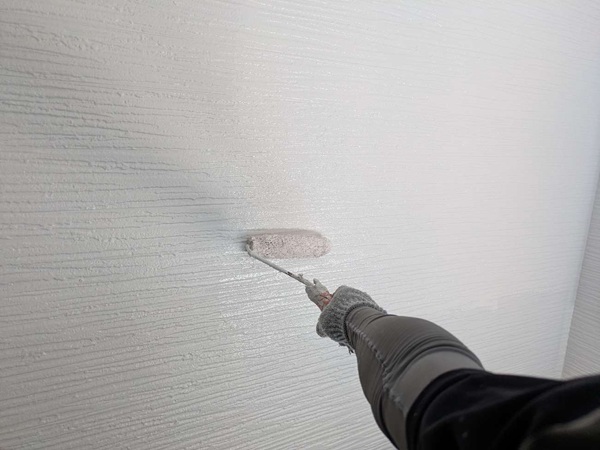 【施工中】東京都中野区・H様邸|シーリング工事を含む外壁塗装・屋根塗装で耐久性アップ_外壁上塗り