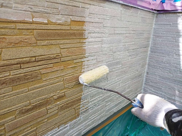 【施工中】東京都世田谷区・Y様邸|雨漏りによる外壁部分張り替え・外壁塗装_下塗り (2)