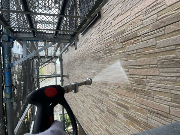 【施工中】東京都世田谷区・Y様邸|雨漏りによる外壁部分張り替え・外壁塗装_高圧洗浄