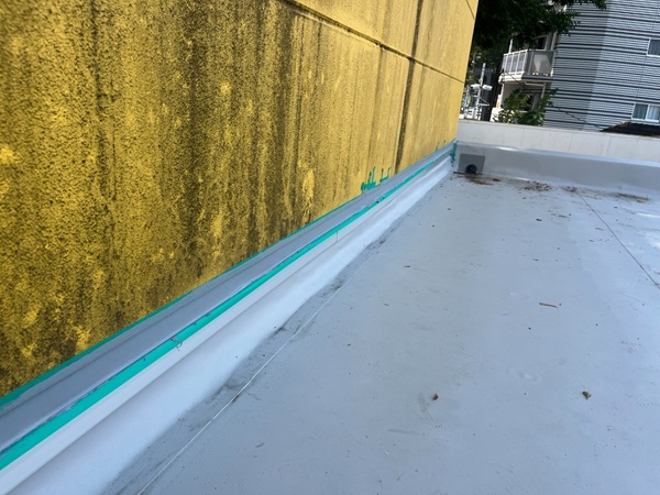 【施工中】東京都杉並区・店舗|雨漏り補修工事(屋上シート防水工事・外壁ひび割れ部分補修) (2)