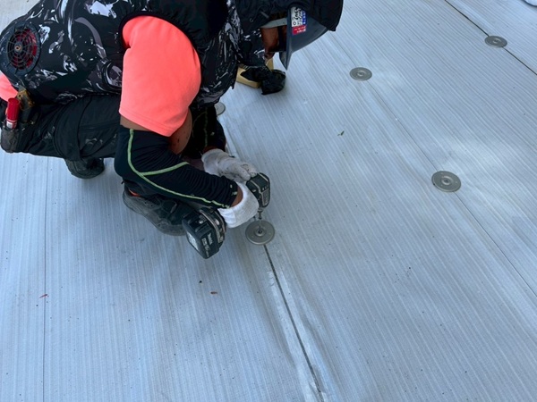 絶縁用シートの敷設、固定金具の取り付け