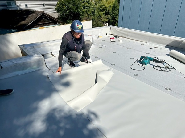 平場部ルーフィングシートの張り付け、接合、役物まわりの処理、ドレン改修 (1)