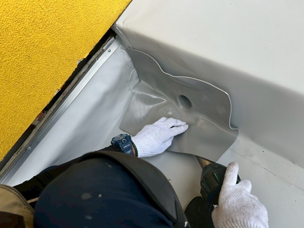 平場部ルーフィングシートの張り付け、接合、役物まわりの処理、ドレン改修 (2)