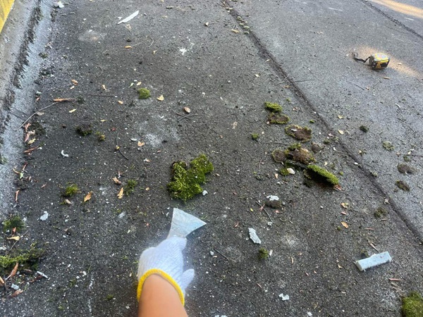 【施工中】東京都杉並区・店舗|雨漏り補修工事(屋上シート防水工事・外壁ひび割れ部分補修)_清掃 (1)