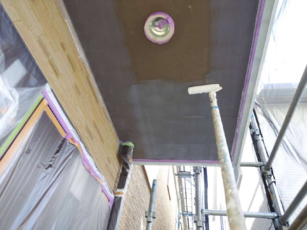 【施工中】東京都世田谷区・Y様邸|雨漏りによる外壁部分張り替え・外壁塗装_下塗り (1)