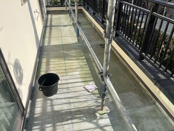 G様邸ベランダ側に設置した足場