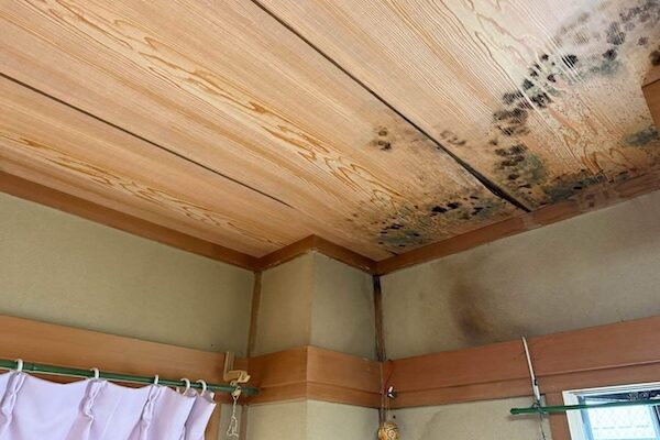 世田谷区K様所有物件施工前_天井の雨漏り1