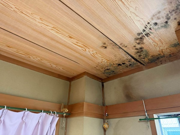 世田谷区K様所有物件施工前_天井の雨漏り1