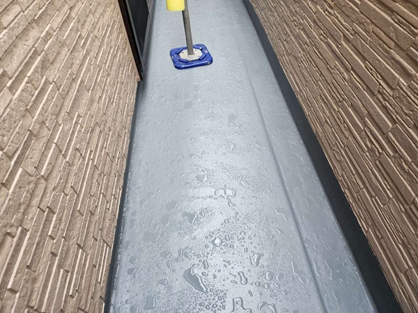 【施工中】東京都世田谷区・Y様邸|雨漏りによる外壁部分張り替え・外壁塗装_トップコート (2)