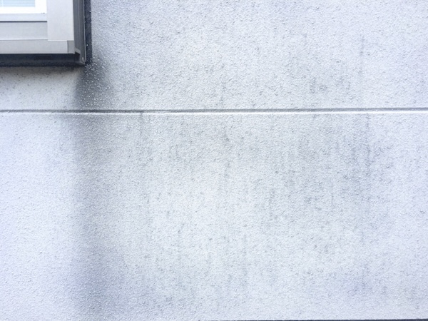 紫外線や雨風の影響で劣化した外壁