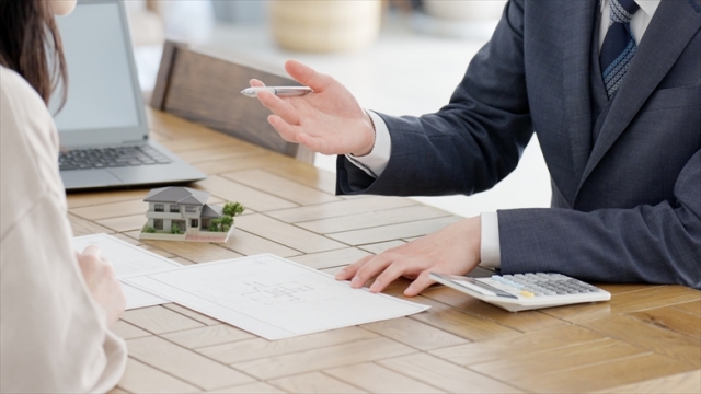 屋根リフォームの費用や見積もり内容を説明する様子